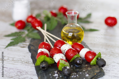 Tomato cherry and mozzarella brochettes