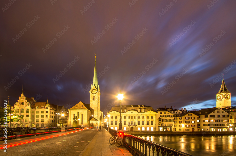 Obraz premium Fraumuenster church at night, Zurich