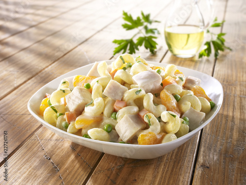 Nudelsalat / Nudelsalat in einer Schale