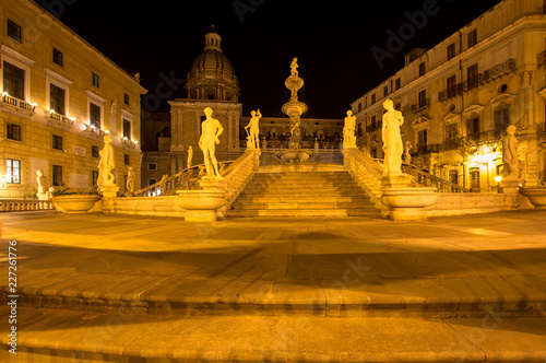 Fountain of shame on  Piazza Pretoria at night, Palermo, Italy © robertdering