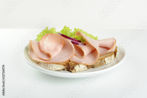 Geflügelwurst auf Brot