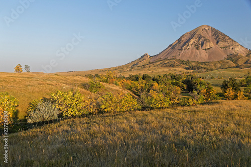 La colline de Bear Butte, Dakota du Sud, avec ses couleurs d'automne photo