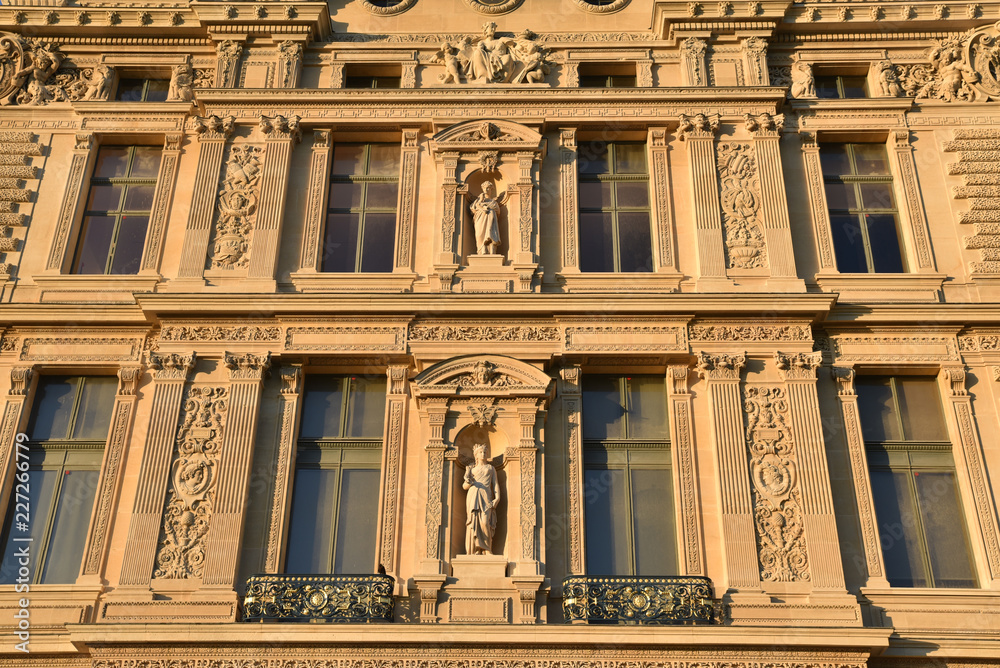 Façade à pilastres au palais du Louvre à Paris