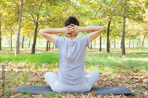 açık alanda yoga yapmak photo