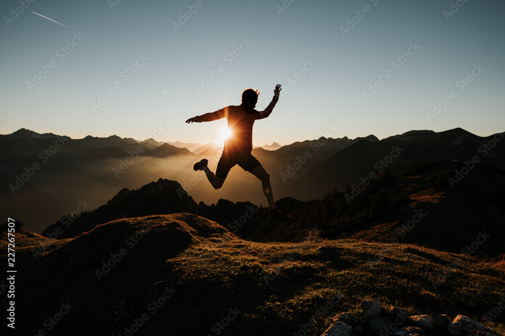 Wunschmotiv: Trailrunning Summit Jump #227267507
