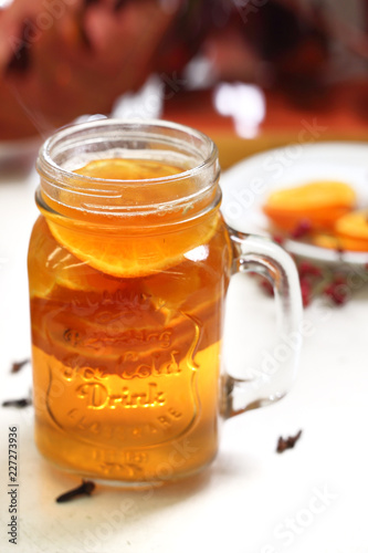 Zimowa herbata. Aromatyczna herbata z soczystą pomarańczą i goździkami.