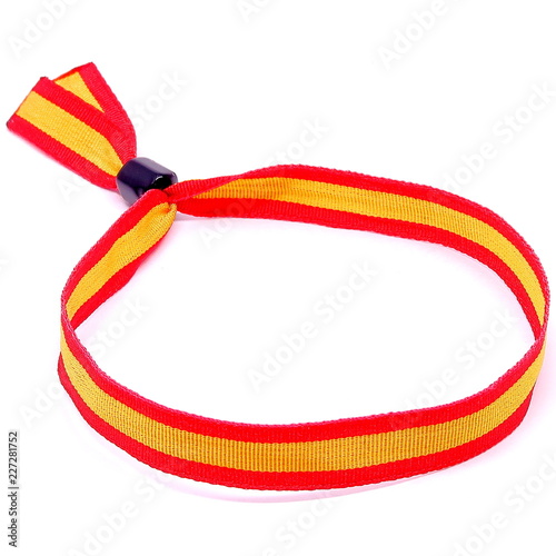 Pulsera de tela o cinta tejida de los colores de la bandera de España en fondo blanco