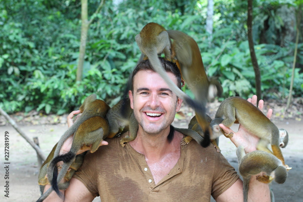 Naklejka premium Mężczyzna trenujący grupę małp