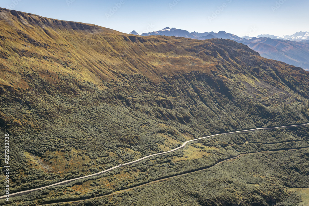 Φωτογραφία road at the foot of the mountains, autumn in the Alps
