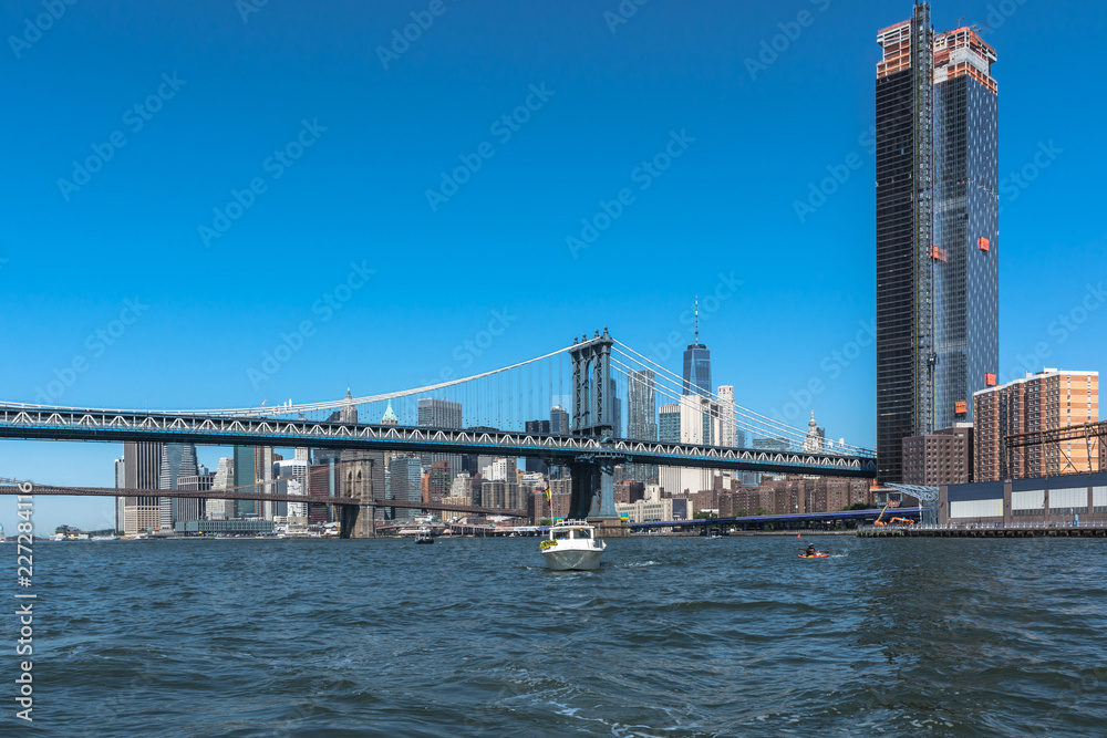 Fototapeta premium Widok Manhattan most i most brooklyński nad Wschodnią rzeką, Manhattan, NYC