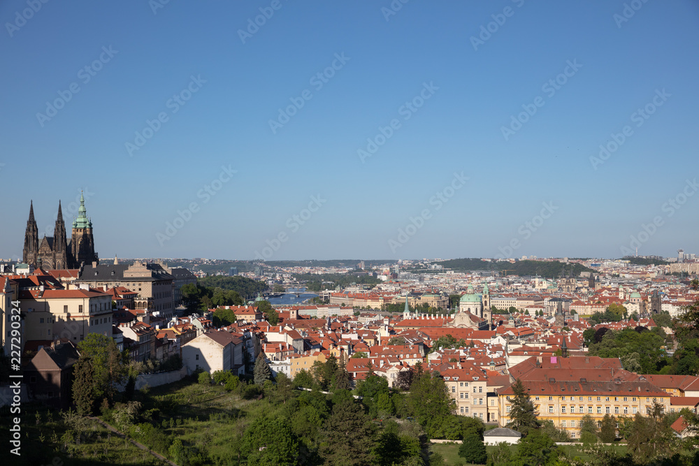 Aussicht vom Kloster Strahov auf die Prager Kleinseite und Altstadt vom Veitsdom bis zum Pulverturm