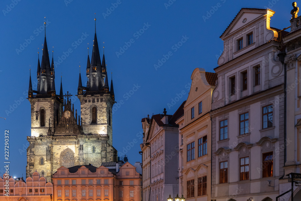 Blaue Stunde am Altstadtring in Prag
