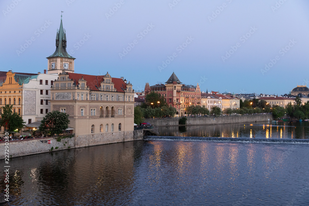 Abendlicher Blick von der Karlsbrücke zum Smetana-Museum