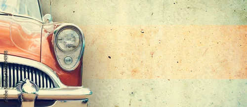 Obraz Reflektor starego pięknego samochodu na tle betonowej ściany. Skopiuj miejsce Naprawa banerów koncepcyjnych, sprzedaż samochodów.