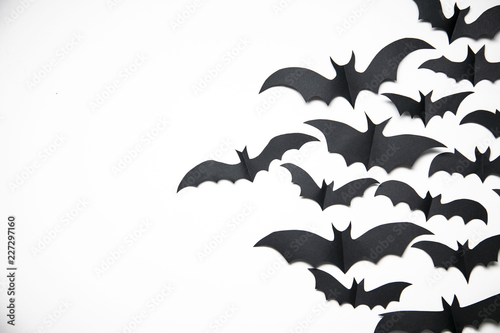 Naklejka premium Halloween paper bat decorations on a white background.