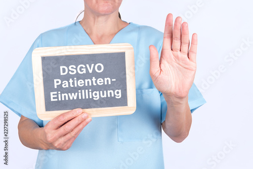 Ärztin mit Tafel DSGVO Patienten Einwilligung