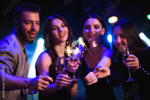 Imprezowicze świętują w klubie