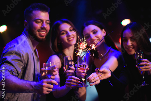 Imprezowicze świętują w klubie