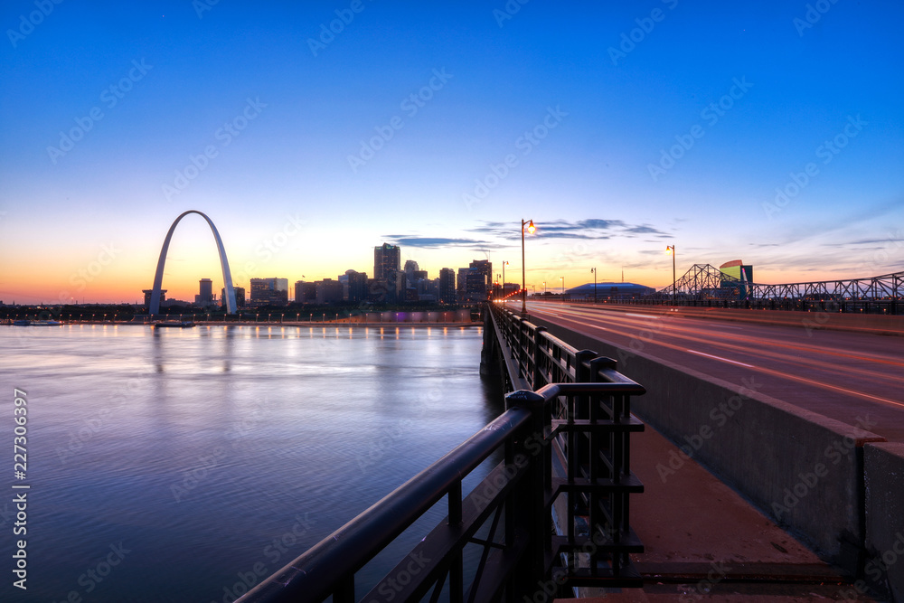 The St. Louis, Missouri skyline and Gateway Arch at dusk.