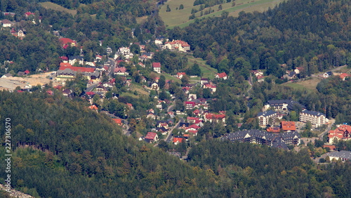 Mała, wiejska polska miejscowość w Karkonoszach, paśmie górskim Sudetów