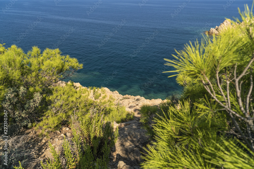 Sentir Litoral am Cap Camarat am Mittelmeer, Buchten, Felsen, Sonne Sentir Litoral am Cap Camarat am Mittelmeer, Buchten, Felsen, Sonne