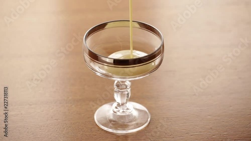 nahaufnahme likör in glas füllen