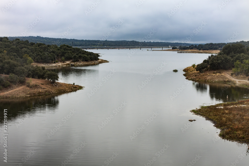 EMBALSE DE VALDECAÑAS DESDE LA PRESA