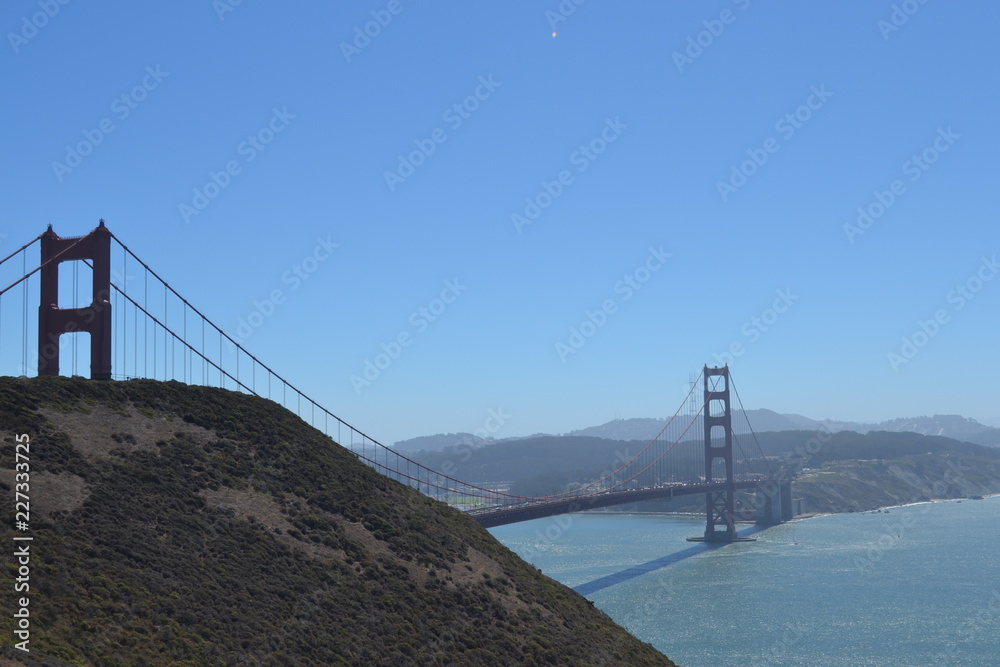 Obraz premium san francisco, usa, sea, blue sky, california, golden gate bridge, road way