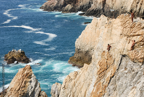 Fotografia waiting to dive into the sea from the la quebrada cliffs of acapulco