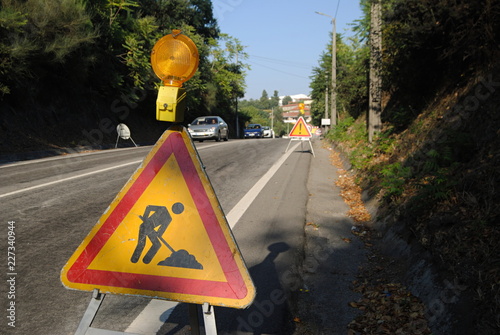 Sinais de viação - sinalização de um troço de via em obras com luz intermitente no tpop - uma carros a vir de frente photo