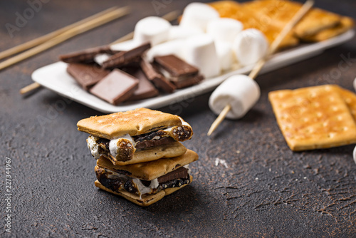 Foto Homemade s'mores with crackers, marshmallows and chocolate