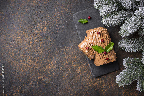 Φωτογραφία Christmas yule log cake. Traditional chocolate dessert