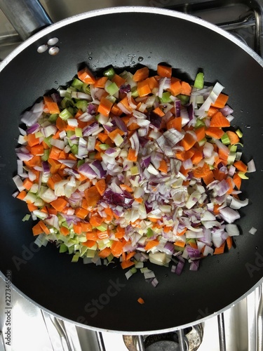 cuocere saltare rosolare verdure sofriggere cuoco chef padella  photo