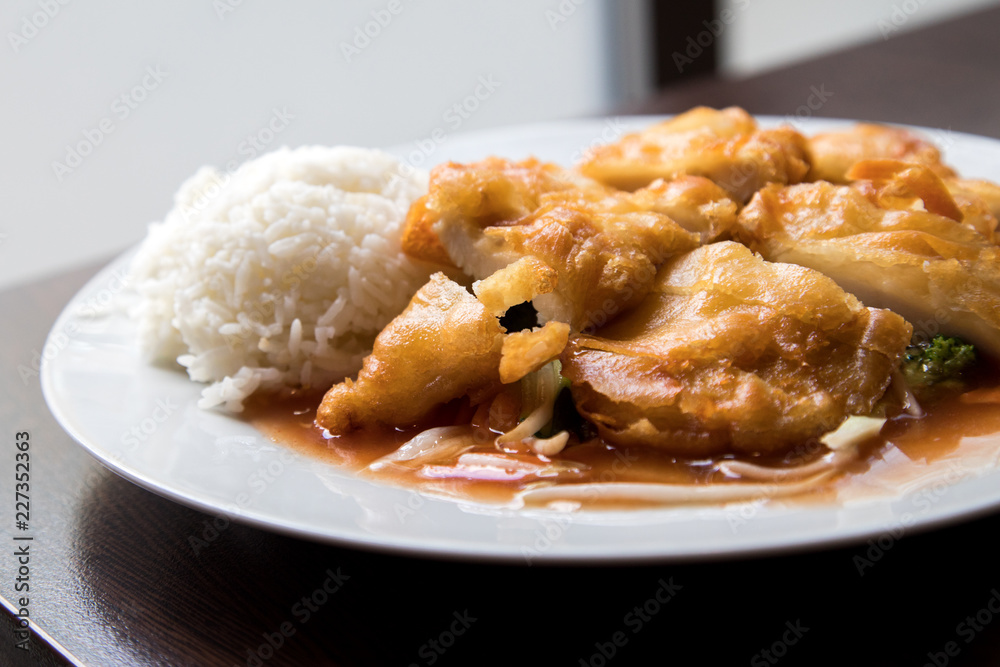 Gebackenes Hühnchen auf asiatischer Süß Sauer Soße mit Reis im Asia Restaurant