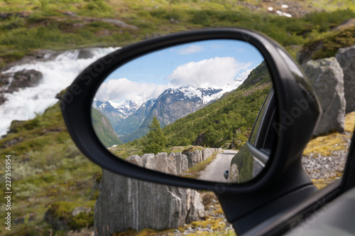 Berglandschaft im Autospiegel