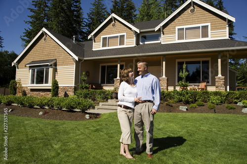Photography senior couple in front of their house