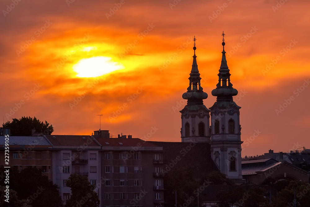 Fototapeta premium Sunset over the historical district and church in Budapest city, Hungary