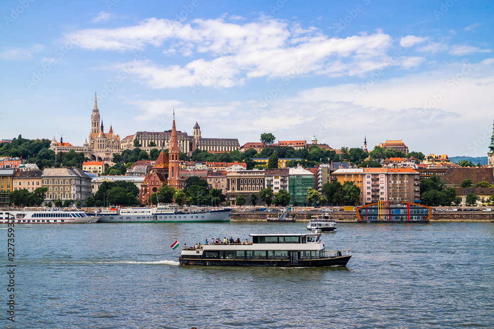 Obraz premium Cityscape of historical district in Budapest city on bank of Danube river, Hungary
