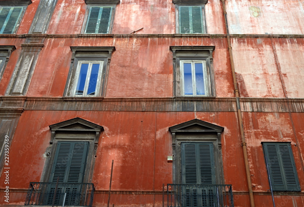 Rote Altbaufassade in Neapel