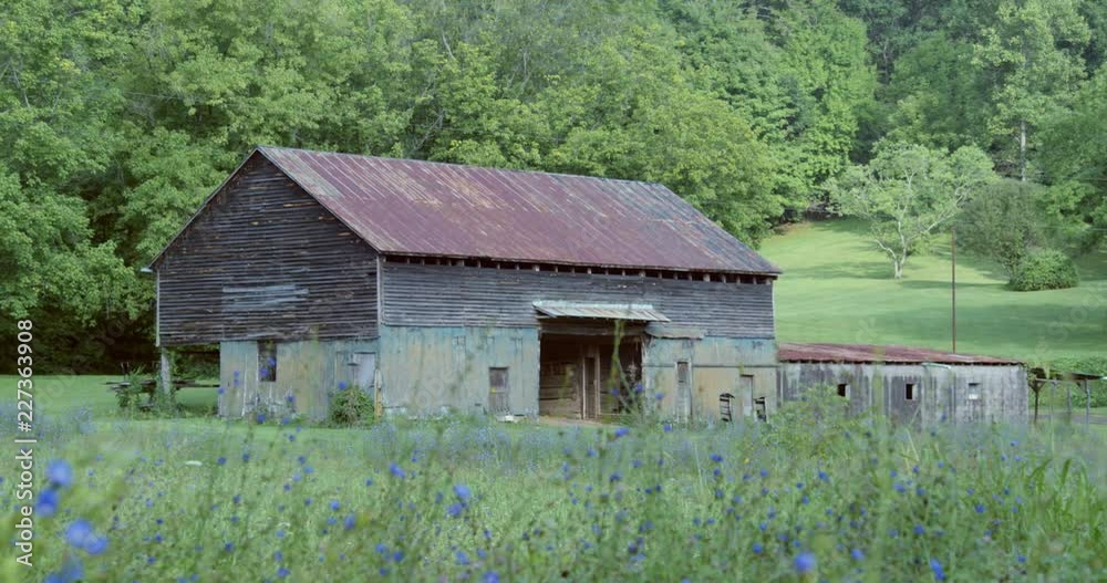 Pan Left to Right: Classic Barn in Delaware (Shot on RED)