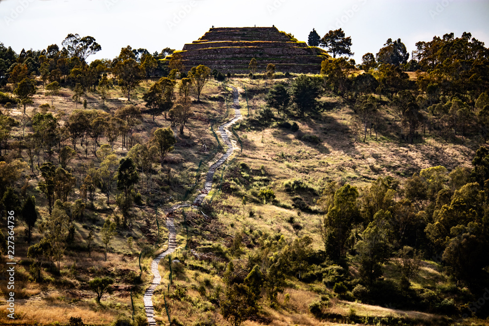 Obraz premium montaña con piramide