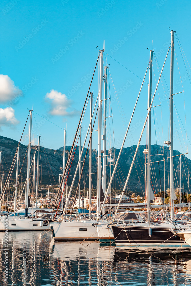 Obraz premium Yachts on the quay.
