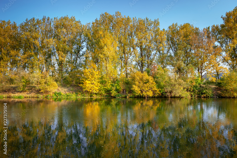Fluss Ufer Herbst Laub Bunt Farben 