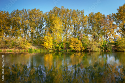 Fluss Ufer Herbst Laub Bunt Farben 