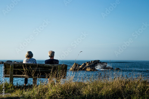 assis sur un banc face à la mer