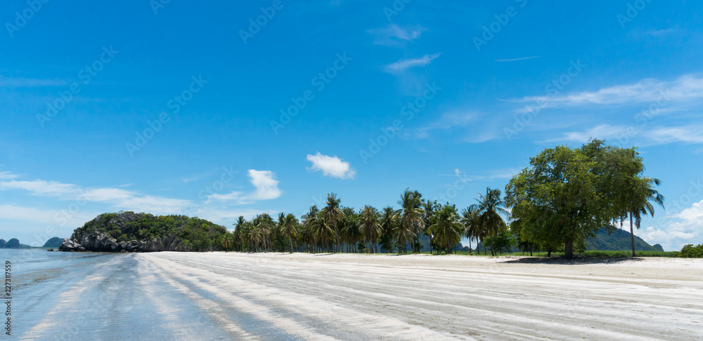 Obraz premium Mountain and Coconut Tree Sam Phraya Beach Prachuap Khiri Khan Thailand