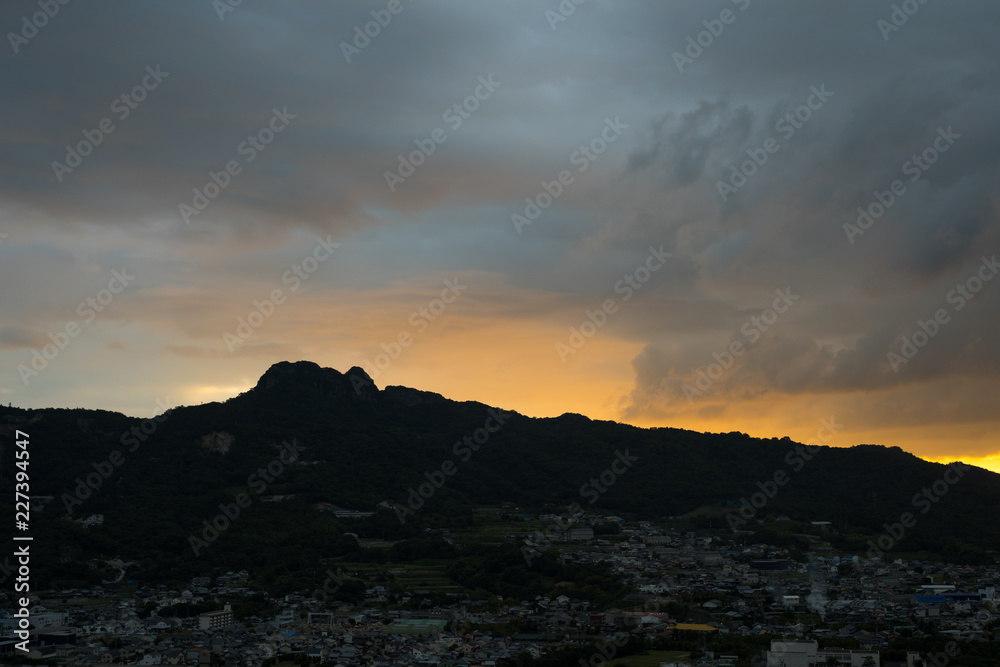 朝焼け　五剣山と周辺の町並み　屋島からの眺め(香川県高松市)