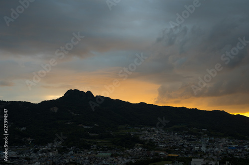 朝焼け 五剣山と周辺の町並み 屋島からの眺め(香川県高松市)