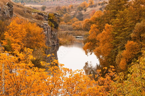 Fall season on the banks of the river © e_polischuk