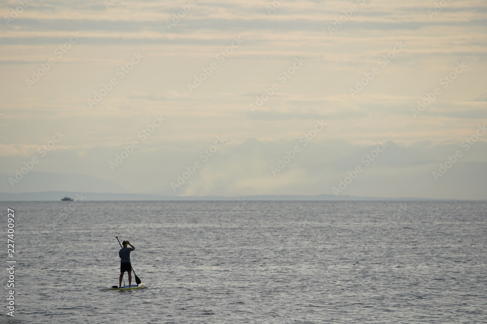 Naklejka premium człowiek na desce wiosła na morzu